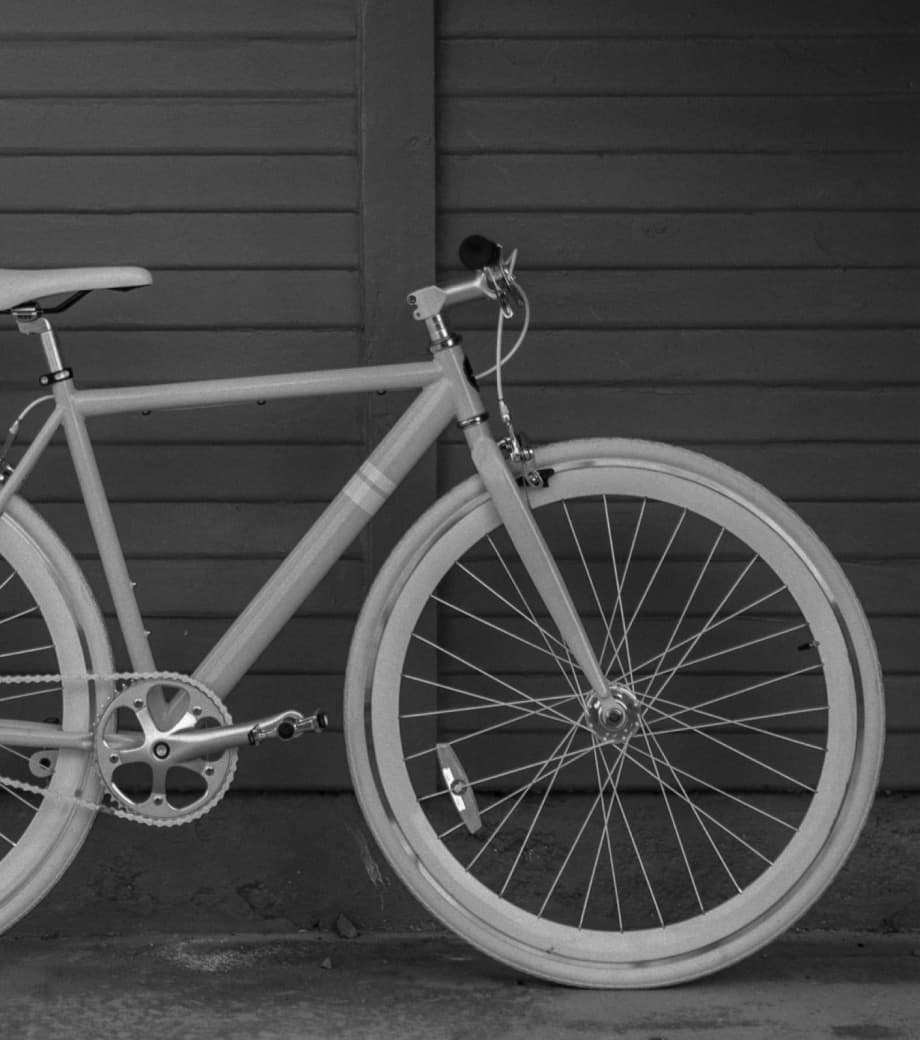 bicicleta branca nebulosa