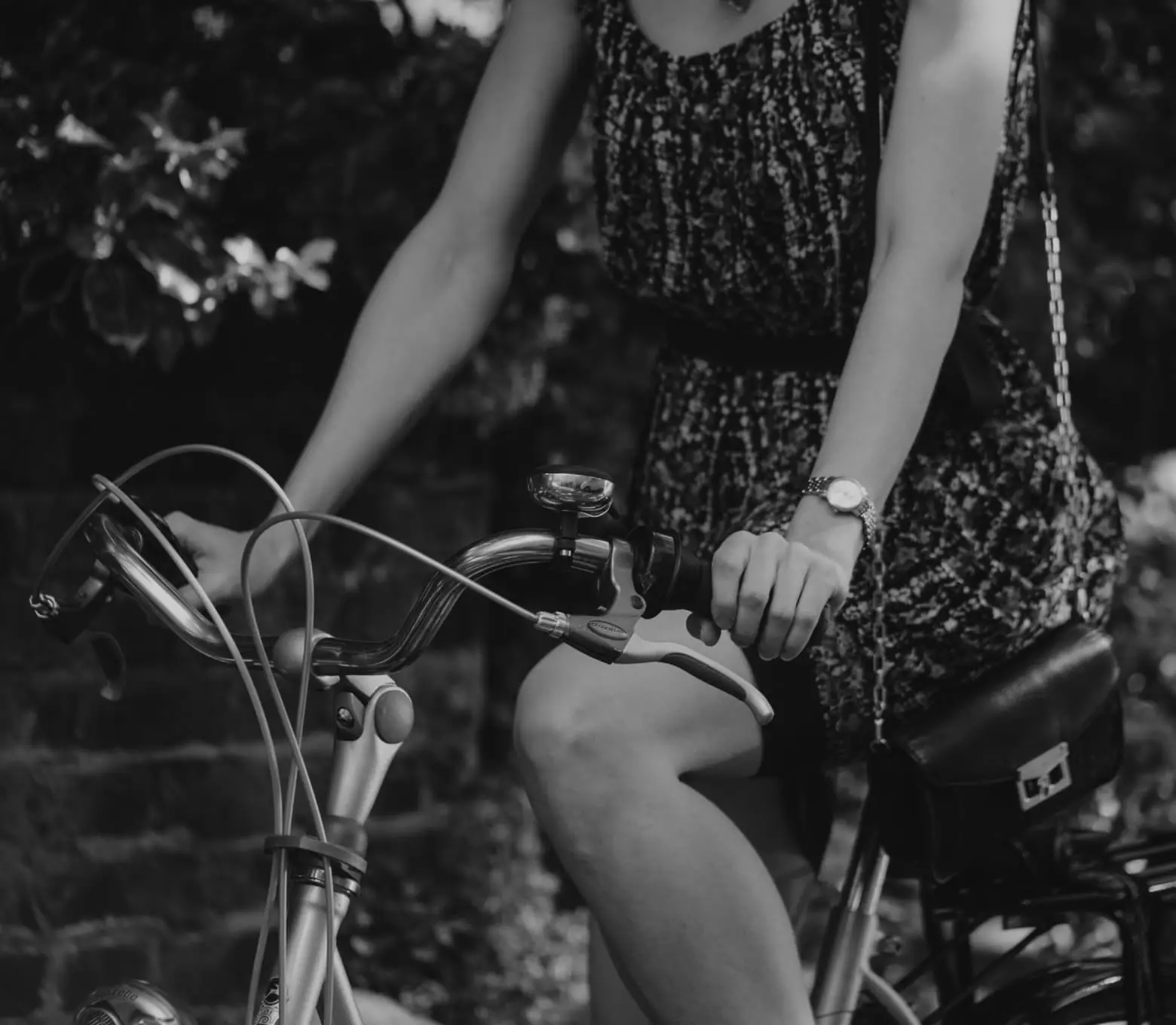 Mulher andando de bicicleta bikcraft